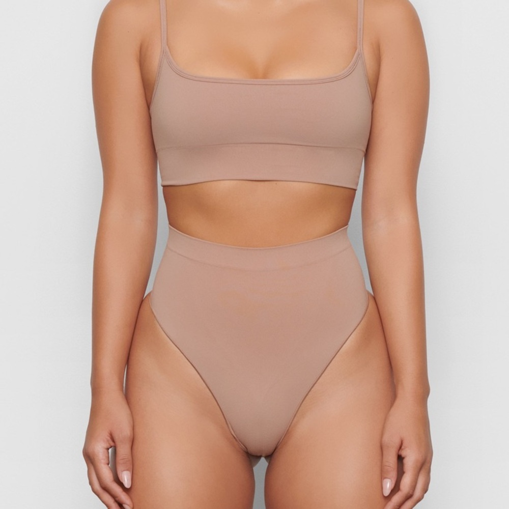 NWOT SKIMS Mid waist Seamless Sculpt Thong - Medium